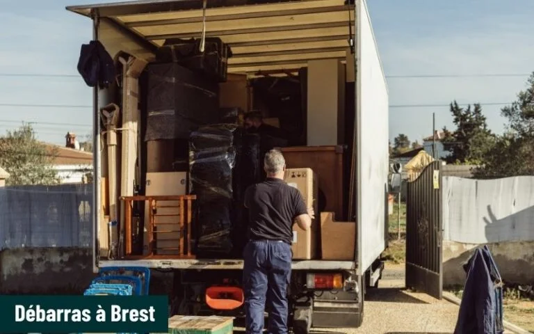 Débarras de mobilier sur le port de commerce à Brest